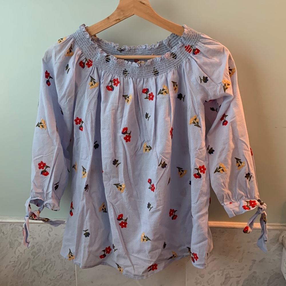 🌙Ella Moon size Small top with embroidered flowers